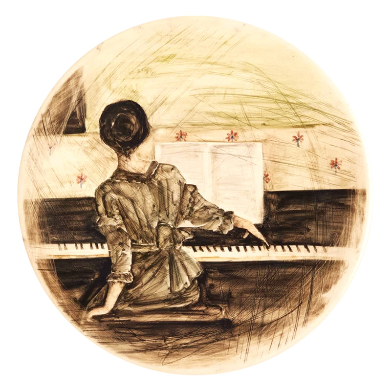 بشقاب دیوارکوب سفالی طرح دختر و پیانو کد D101-A مجموعه 2 عددی